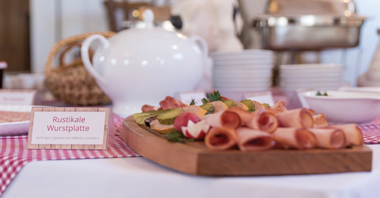Nahaufnahme der rustikalen Wurstplatte