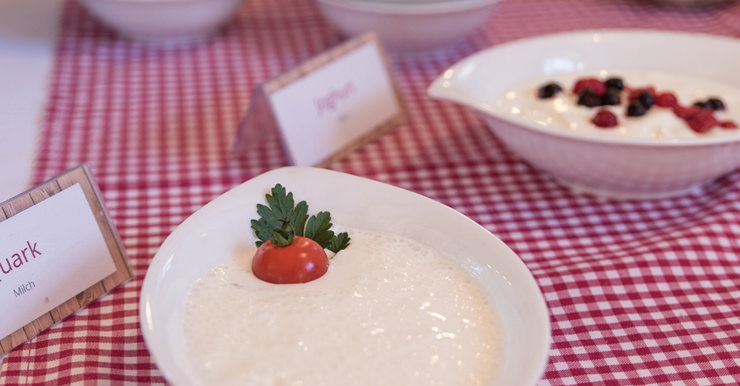 Nahaufnahme der Quarkschüssel und Jughurts