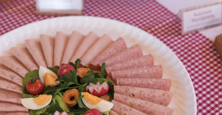 Nahaufnahme der rustikalen Wurstplatte