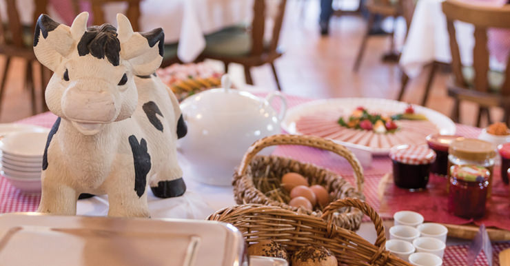 Nahaufnahme des Buffets mit verschiedenen Wurst- und Käseplatten