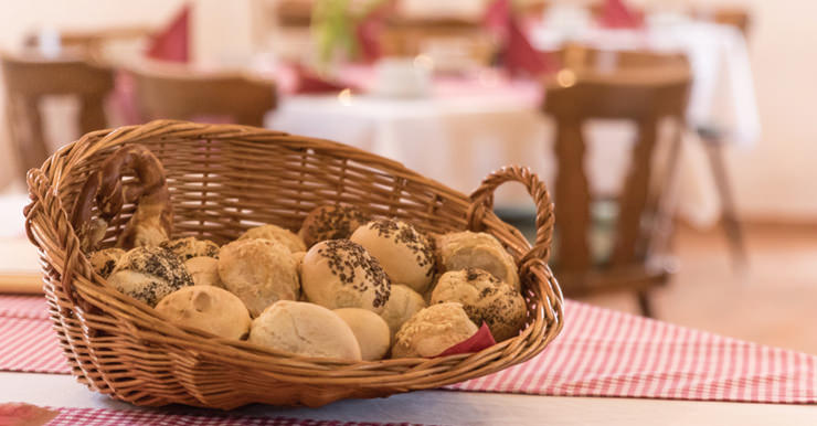 Nahaufnahme frischer Wecken in einem Korb