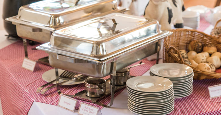 Nahaufnahme des Buffets und Geschirr