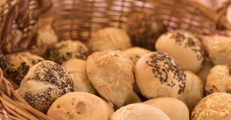 Nahaufnahme frischer Wecken in einem Korb