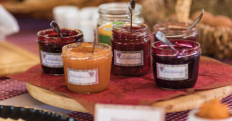 Nahaufnahme der verschiedenen Marmeladen