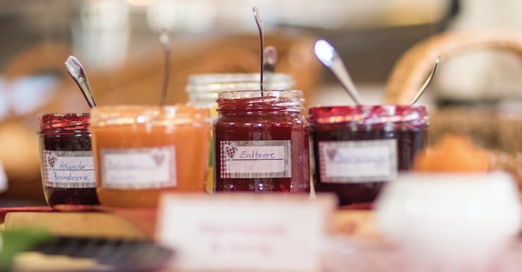 Nahaufnahme der verschiedenen Marmeladen