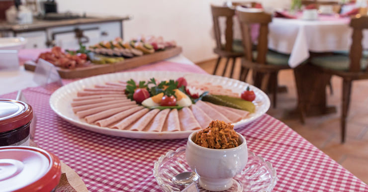 Nahaufnahme der rustikalen Wurstplatte