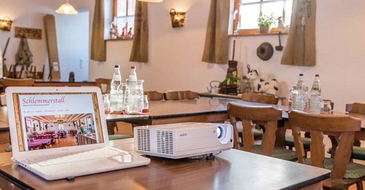 Seminarraum, Nahaufnahme des Beamers und Laptop