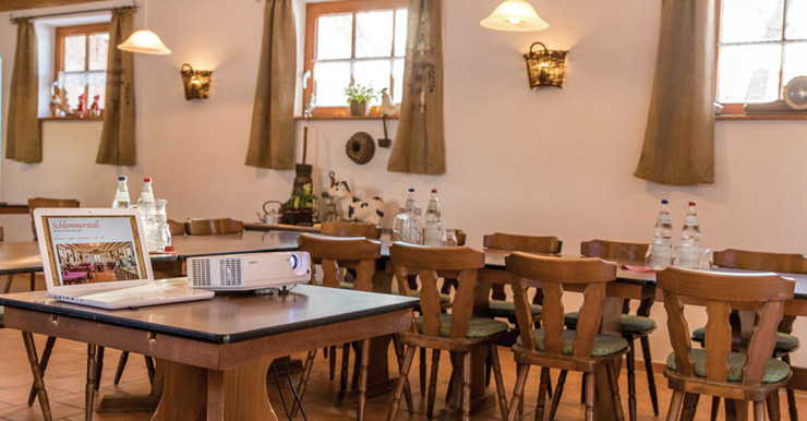 Seminarraum mit Tischen und Stühlen