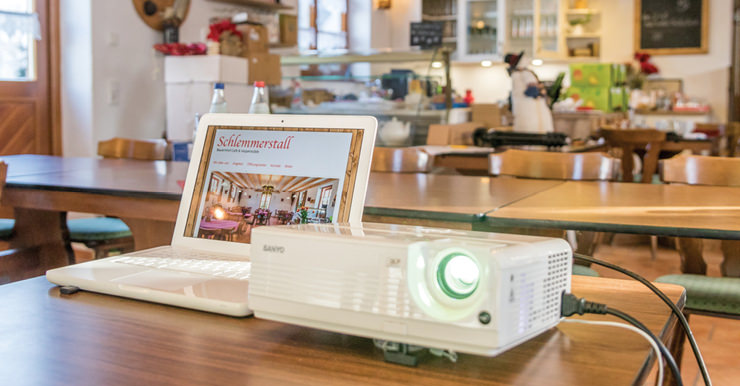Seminarraum, Nahaufnahme des Beamers und Laptop