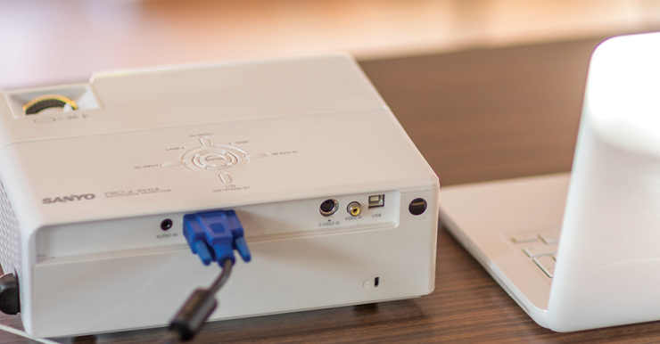 Seminarraum, Nahaufnahme des Beamers und Laptop