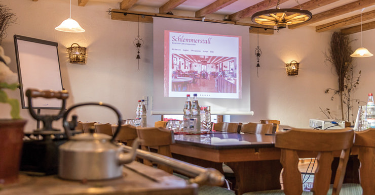 Seminarraum mit Tischen und Stühlen