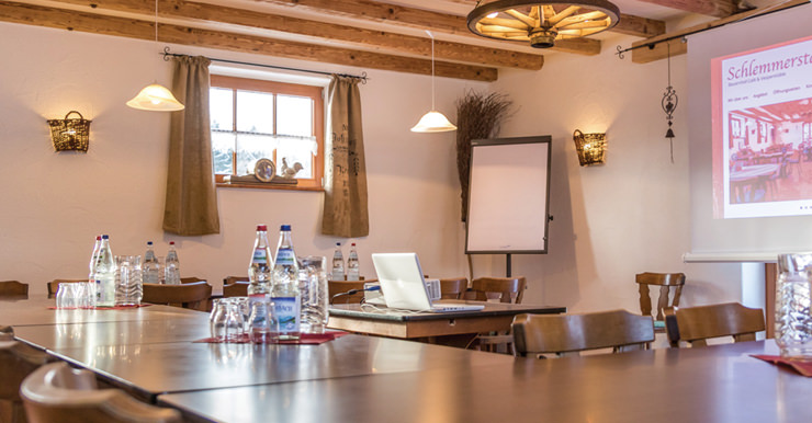 Seminarraum mit Tischen und Stühlen