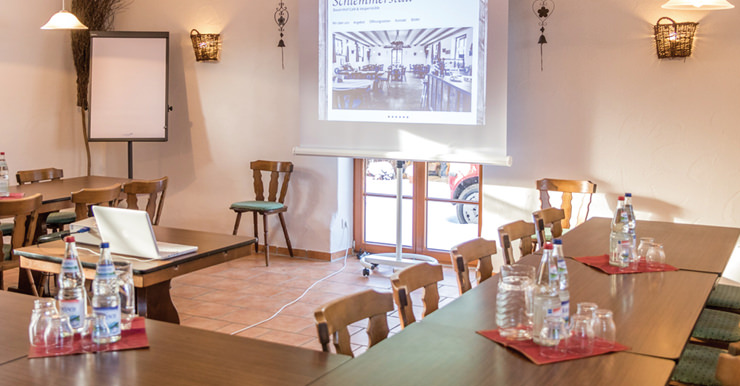 Seminarraum mit Tischen und Stühlen