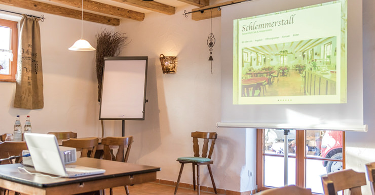 Seminarraum mit Tischen und Stühlen